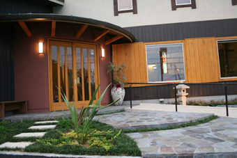 扇形に張り出した円筒形の風除室