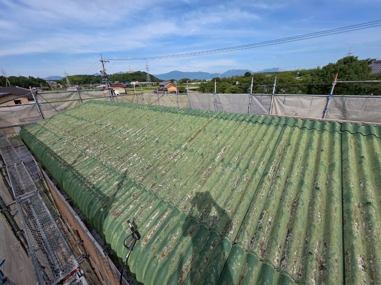 「四日市市の農機具倉庫｜塗装前のスレート屋根のチョーキング」