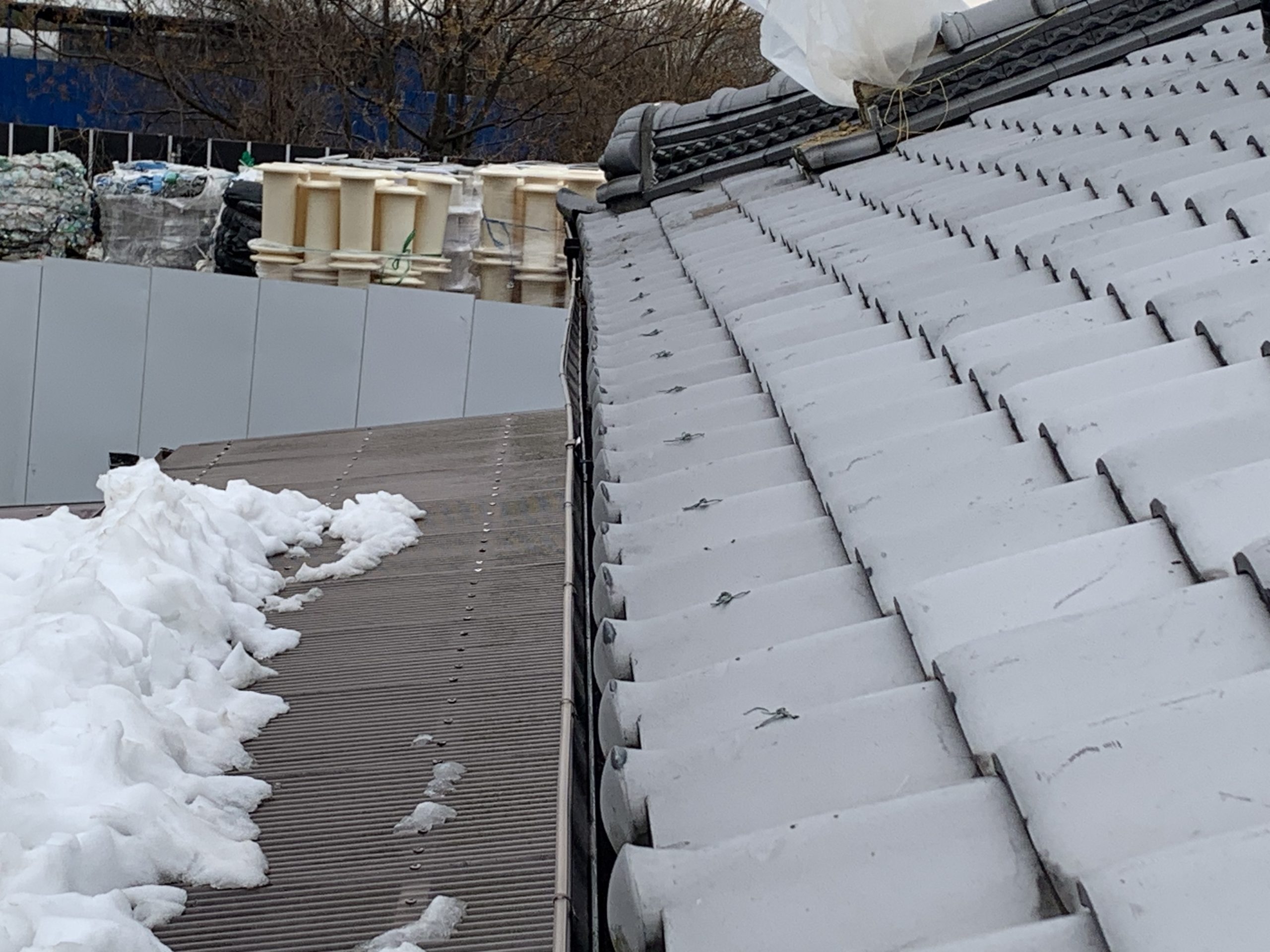 四日市市の雪害による雨樋の変形