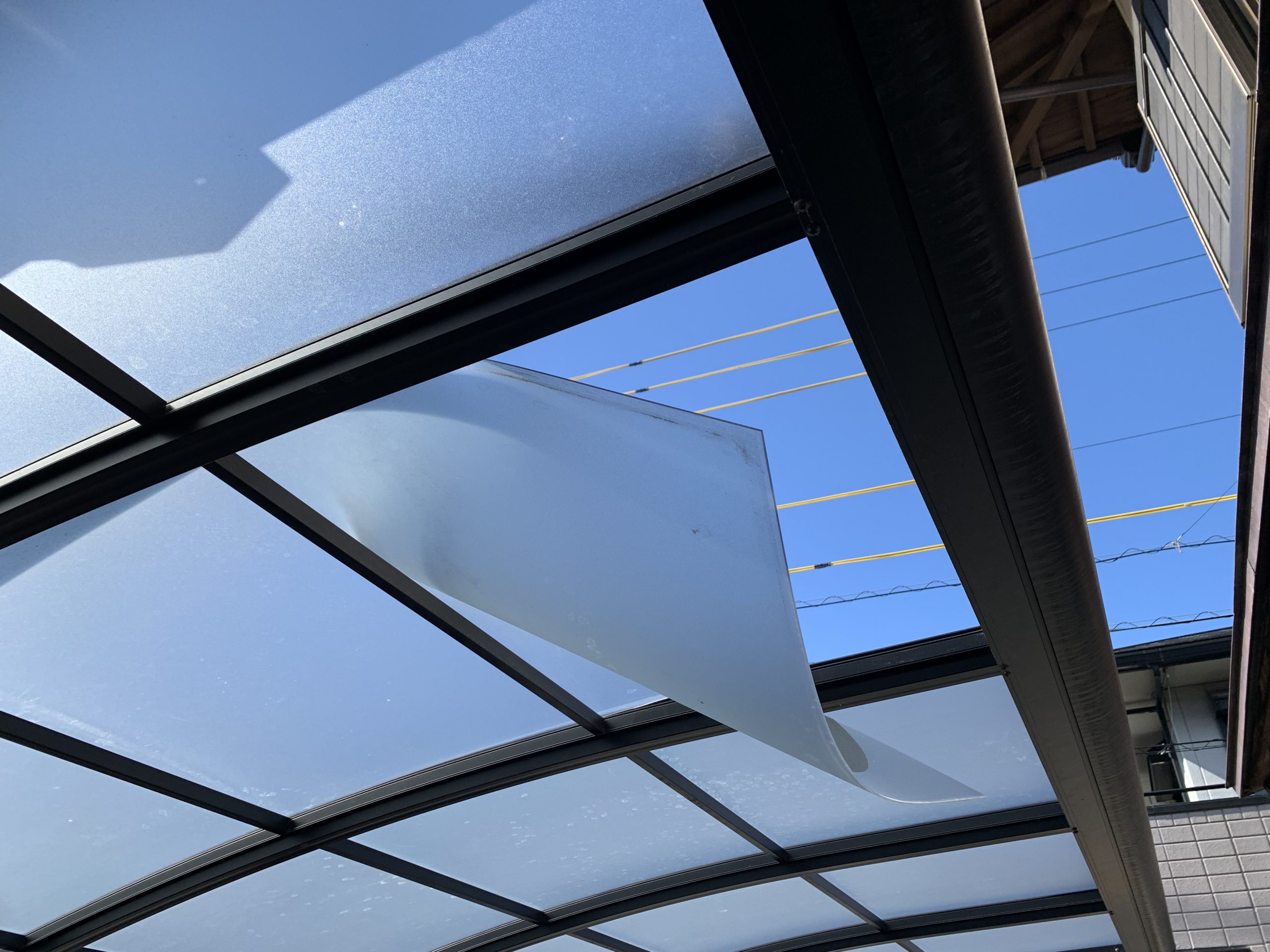 四日市市にて雪で壊れたカーポート屋根