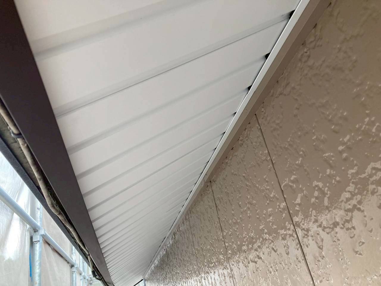 いなべ市で外壁塗装に伴い破風板に板金を取り付けている様子