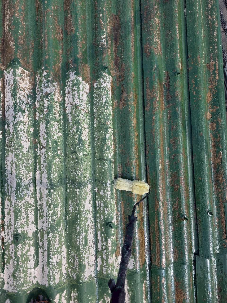 「SK化研 強化シーラーで下塗りし吸込みを止める工程」