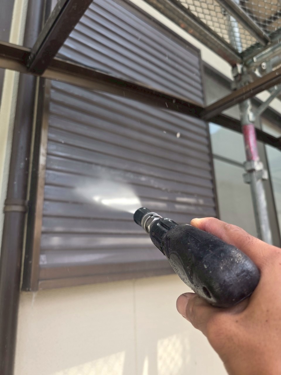 高圧洗浄で前回塗膜を落としている様子