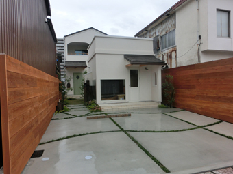 A様邸・A様店舗の外構工事4　駐車スペースに曲線のタマリュウ目地