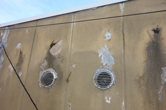 外壁のフードの無いベントキャップ。上半分にコーキングが盛られている。