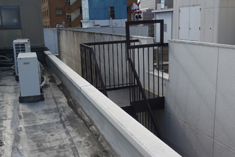 陸屋根の外周を囲うパラペットの笠木。