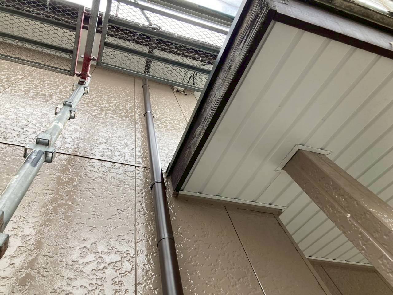 いなべ市で外壁塗装に伴い破風板に板金を取り付けている様子