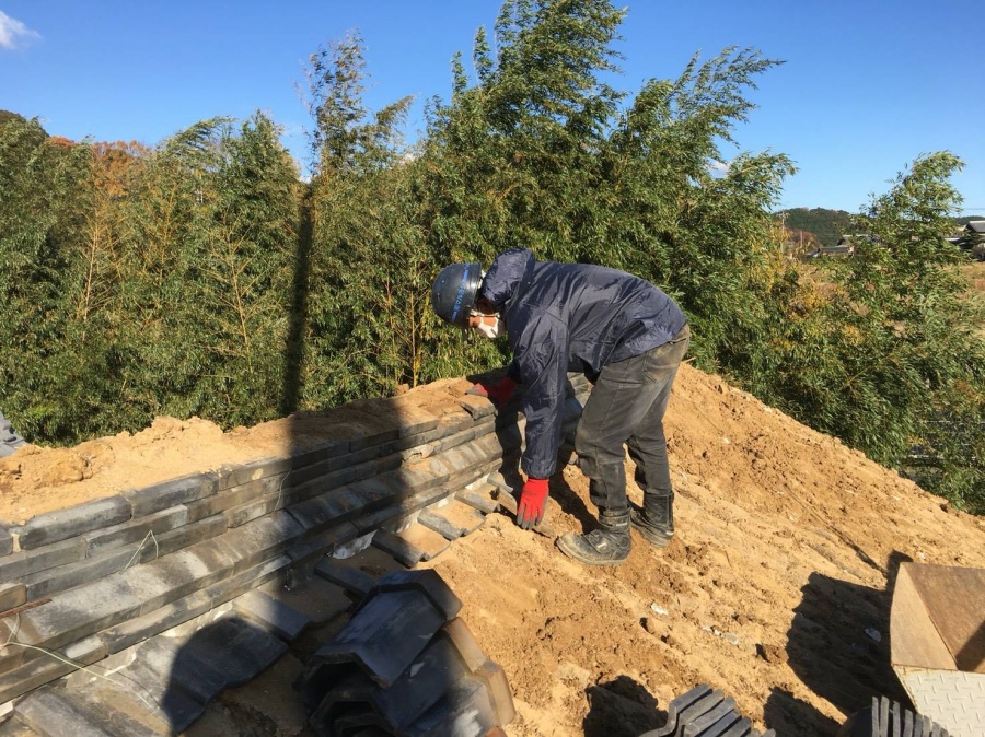 棟の瓦めくり、手作業