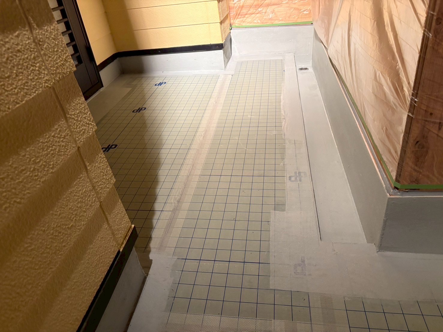 いなべ市雨漏りしたベランダ