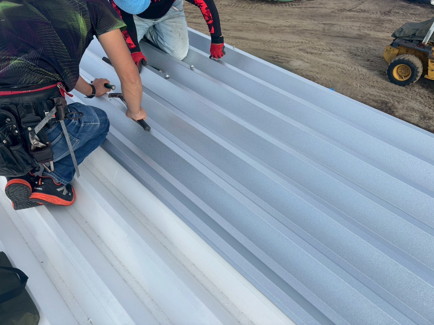 鈴鹿市折板屋根カバー工法