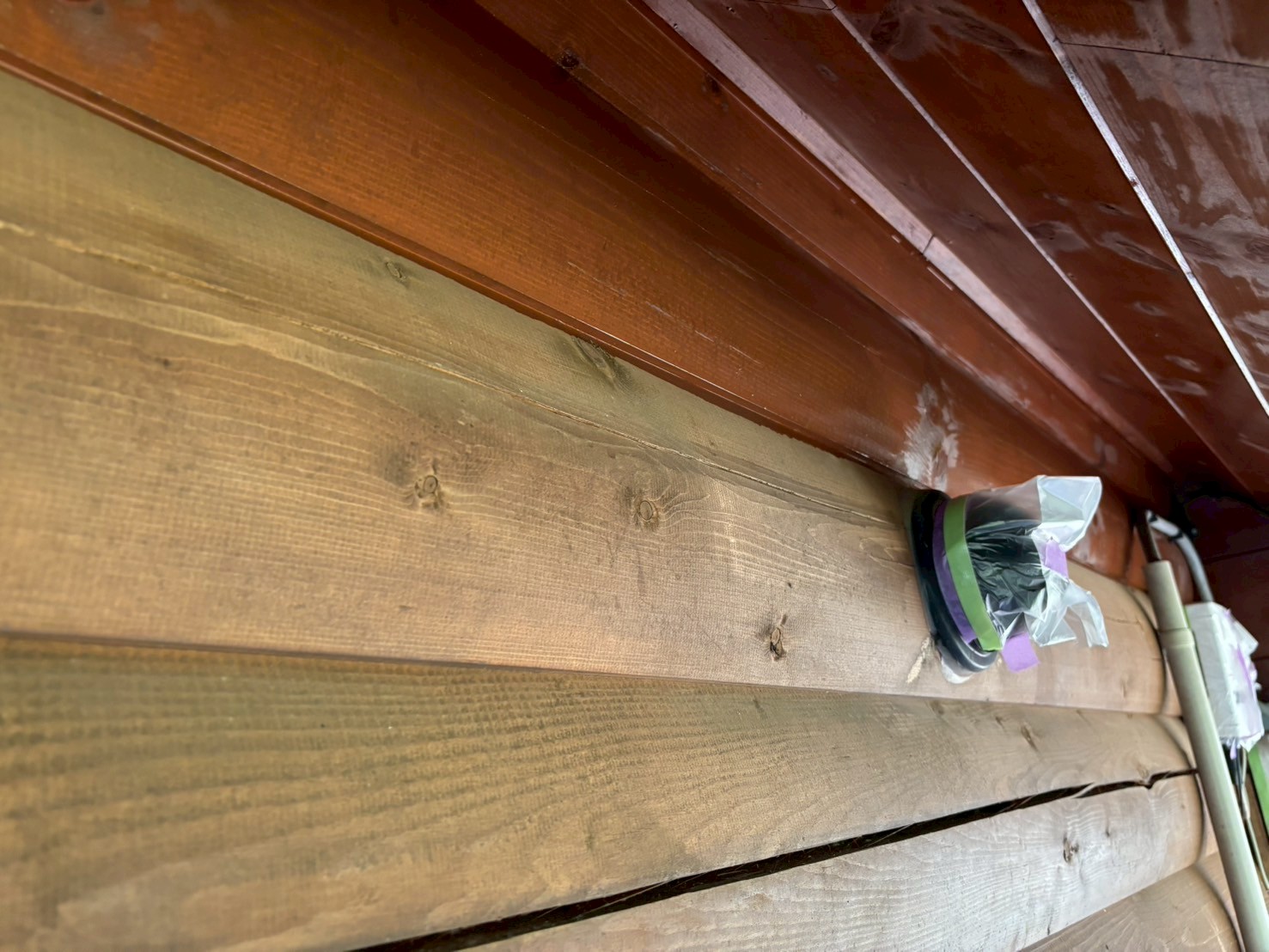 ノンロットで再塗装されたログハウスの外壁とウッドデッキ（いなべ市施工事例）