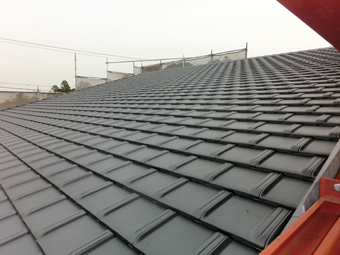 緩勾配に対応したいぶし銀の陶器平板瓦