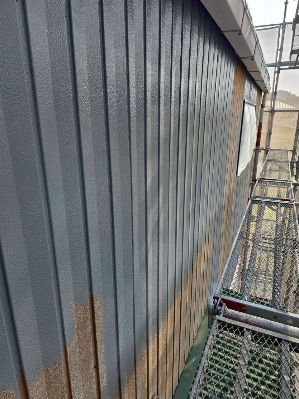 施工前にサビが広がっていた農機具倉庫の角波板金外壁と、塗装後に美しく蘇った外壁の比較写真