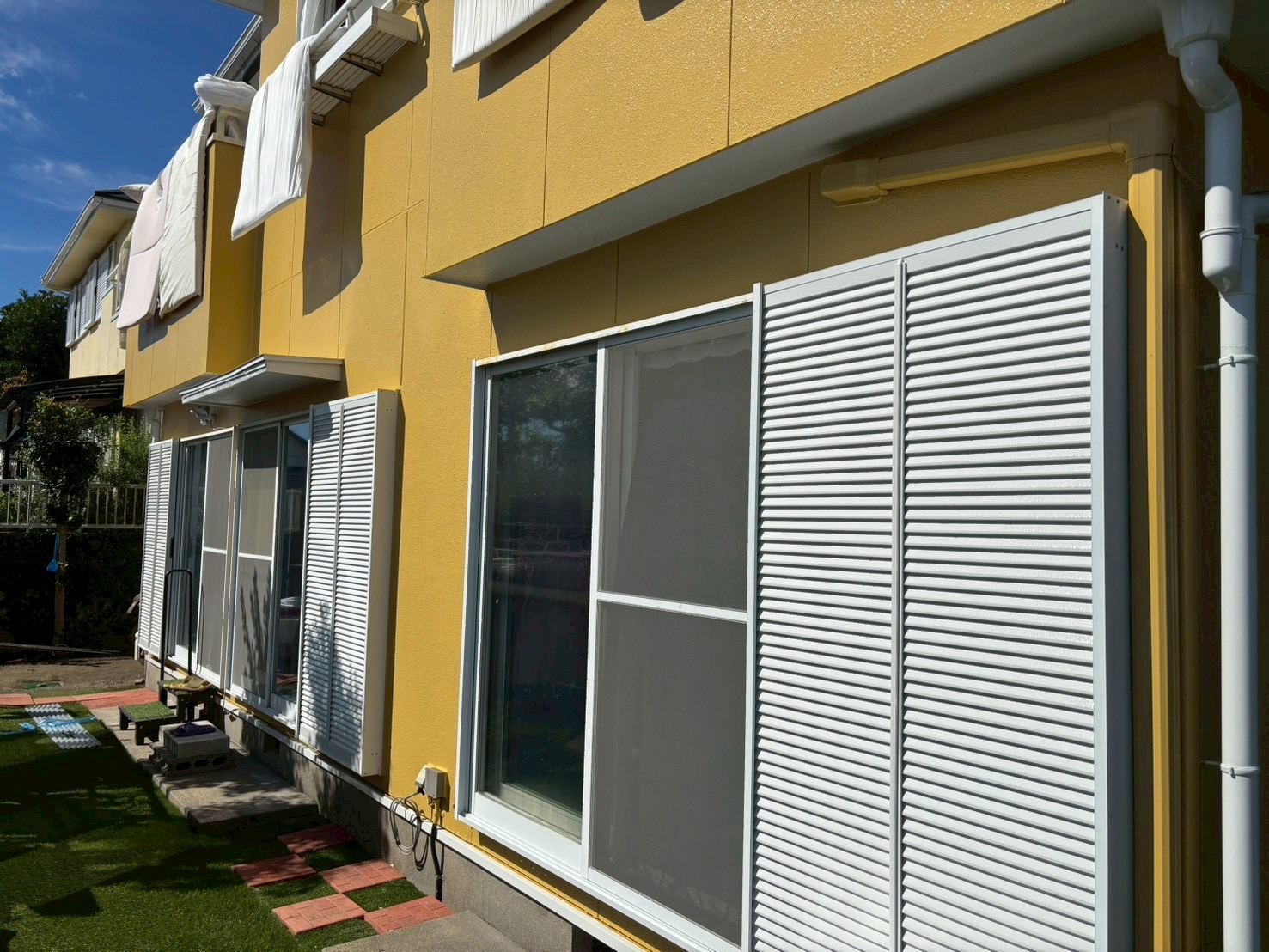 外壁塗装が完成し、艶やかに仕上がった四日市市のお宅