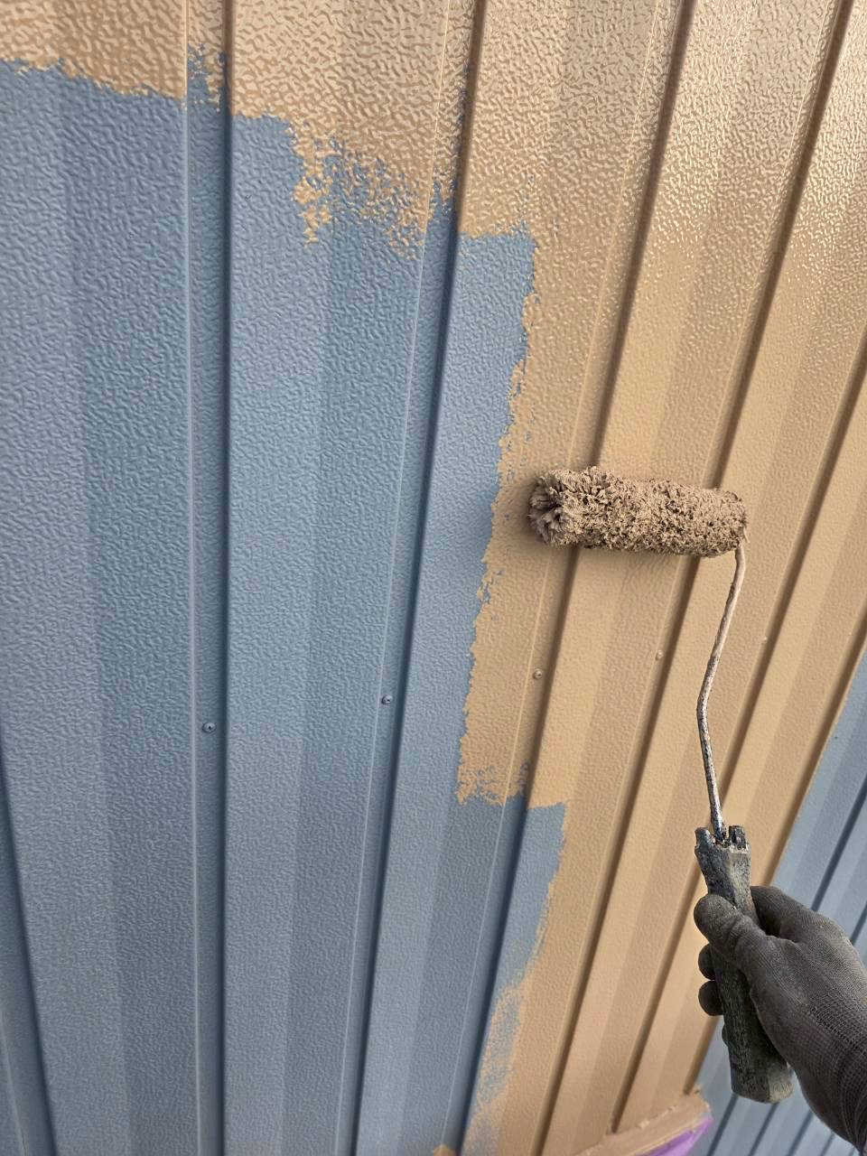 施工前にサビが広がっていた農機具倉庫の角波板金外壁と、塗装後に美しく蘇った外壁の比較写真