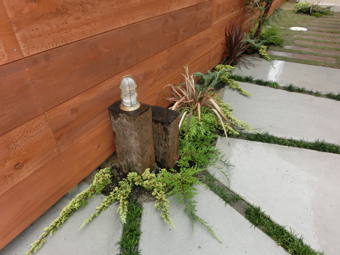 A様邸・A様店舗の外構工事6　短い枕木に乗せたマリンライト