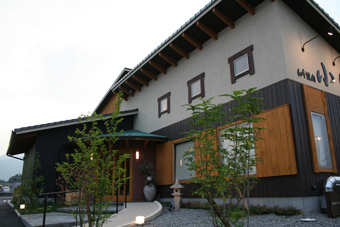 塗り壁と木のサイディングをあわせた和風の外観