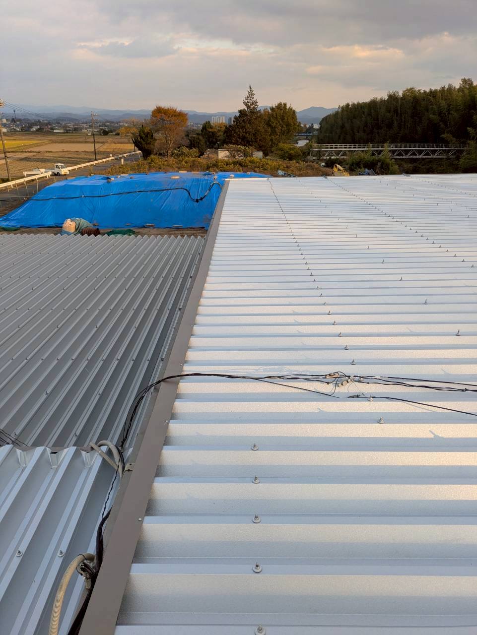 鈴鹿市折板屋根カバー工法