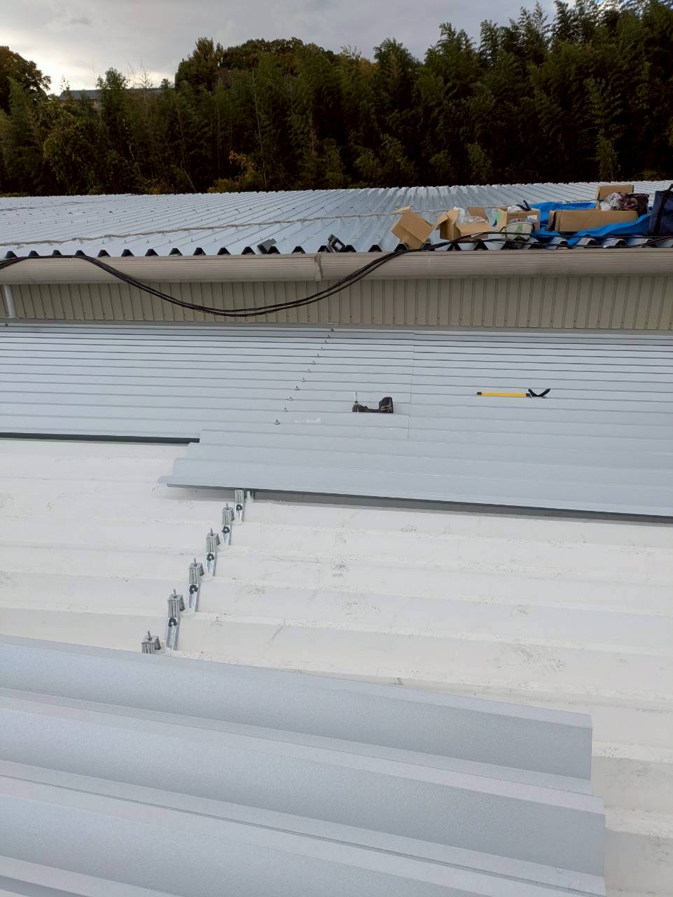 鈴鹿市折板屋根カバー工法