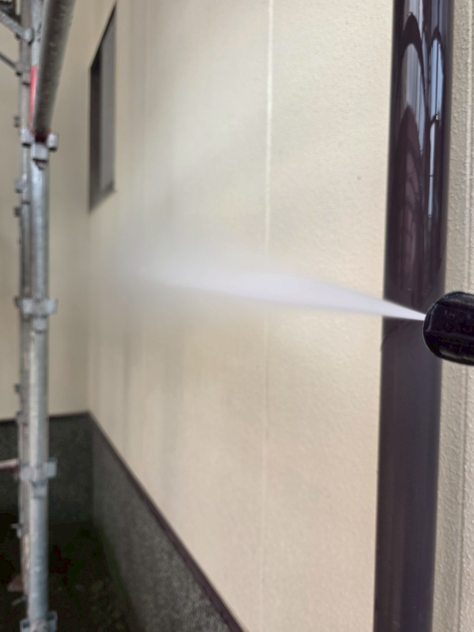 高圧洗浄で前回塗膜を落としている様子