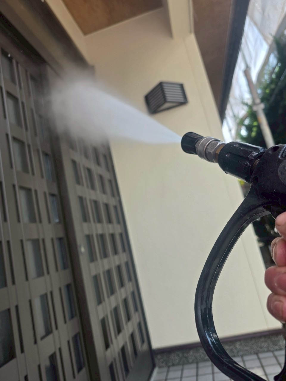 高圧洗浄で前回塗膜を落としている様子