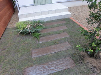 A様邸・A様店舗の外構工事7　芝敷きに木の飛び石のアプローチ