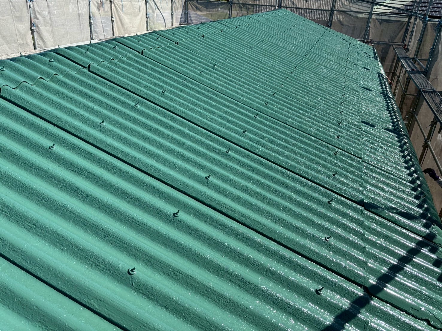 「プレミアムルーフSiで仕上げた四日市市の倉庫屋根 施工後」