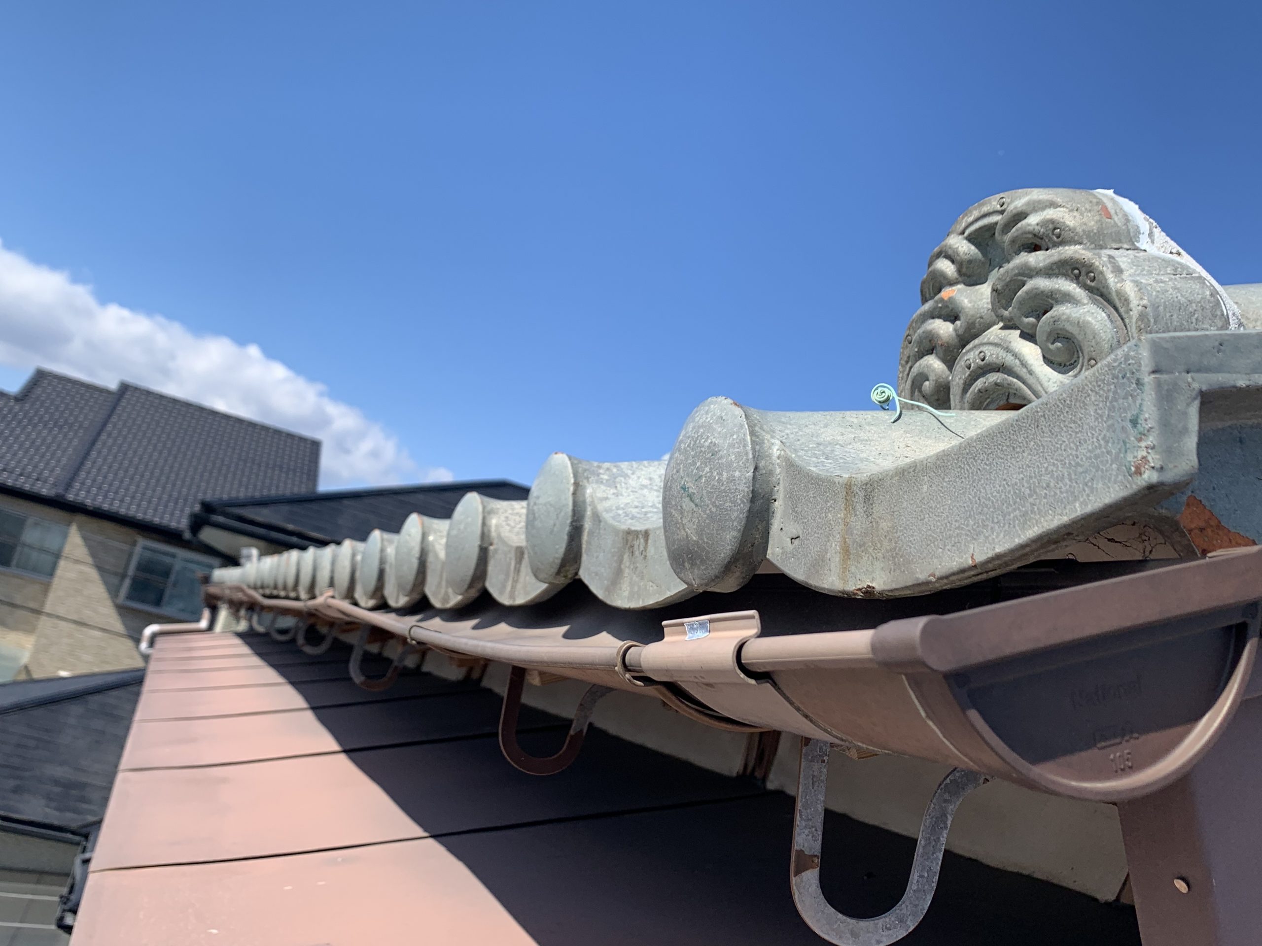 四日市市の雪による雨樋の変形