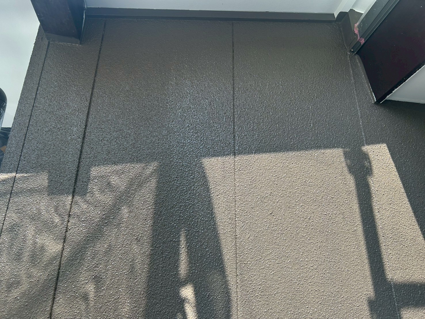 プレミアムシリコンの塗装工程：中塗り中の様子