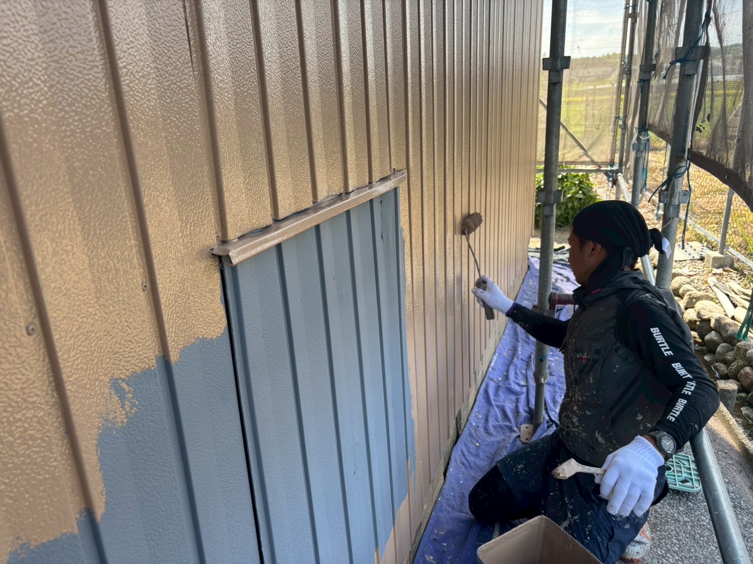 施工前にサビが広がっていた農機具倉庫の角波板金外壁と、塗装後に美しく蘇った外壁の比較写真