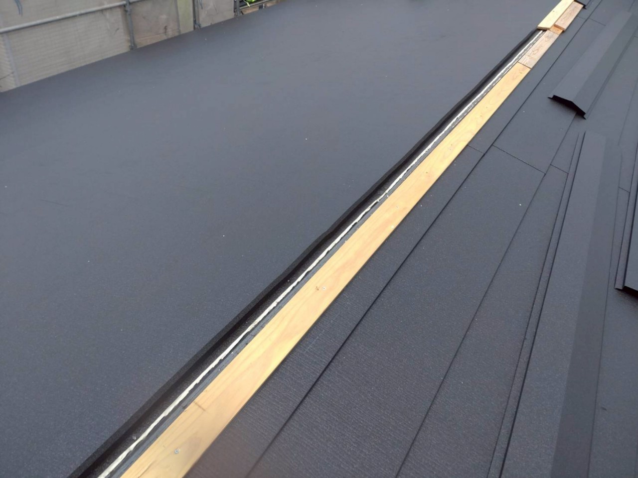 施工後、スーパーガルテクトで美しく仕上がった屋根（ブラック）四日市市