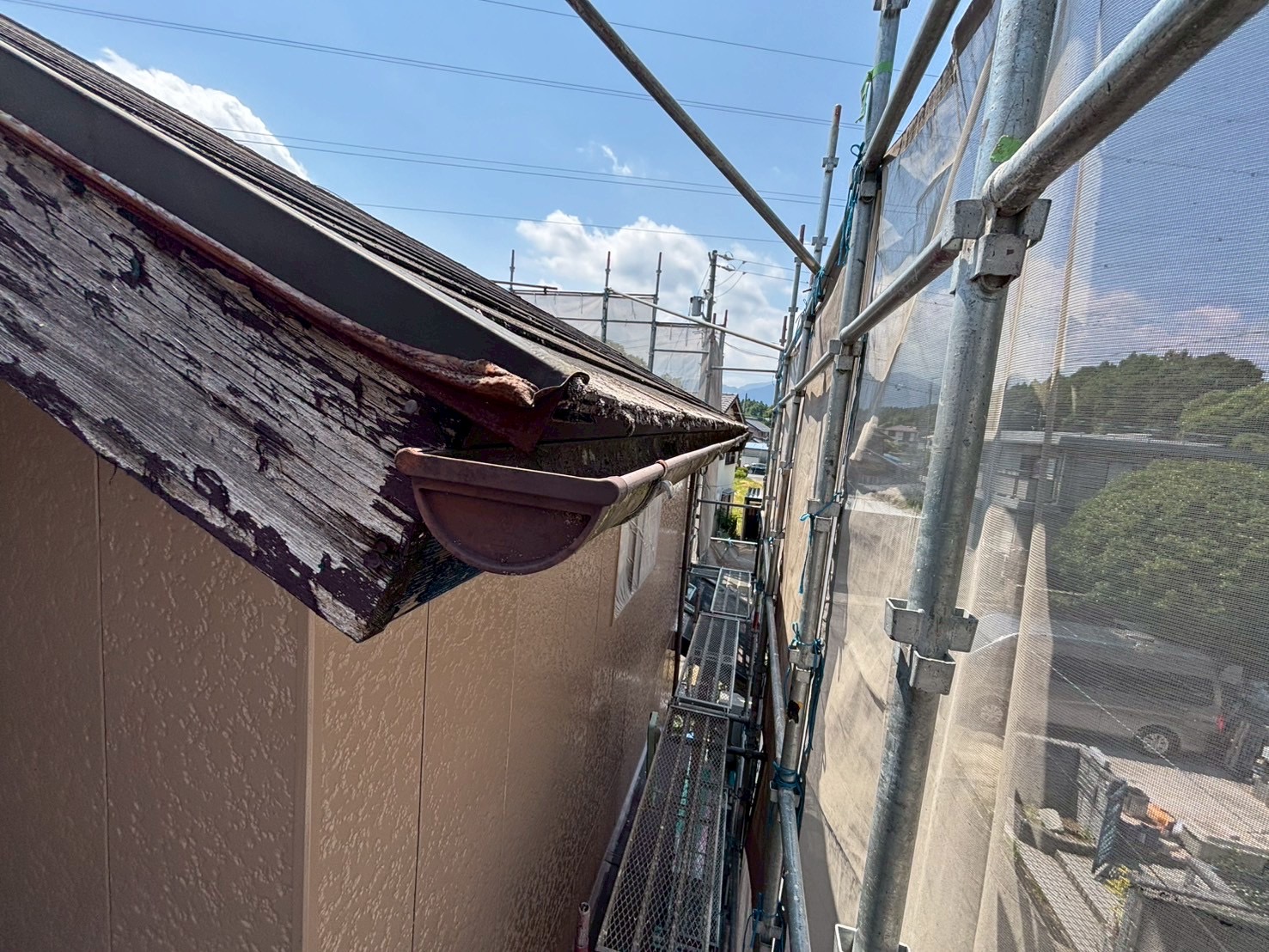 いなべ市で外壁塗装に伴い破風板に板金を取り付けている様子