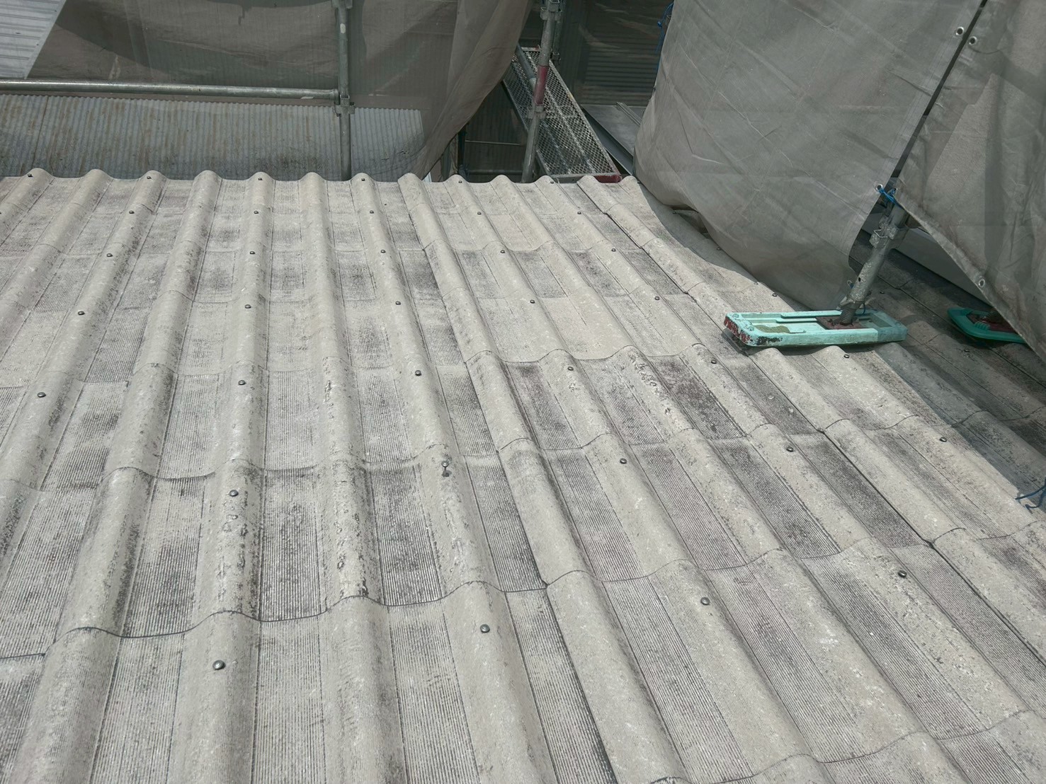 波型スレート屋根を塗装中の様子桑名市