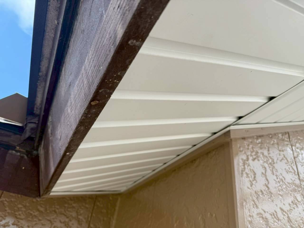 いなべ市で外壁塗装に伴い破風板に板金を取り付けている様子