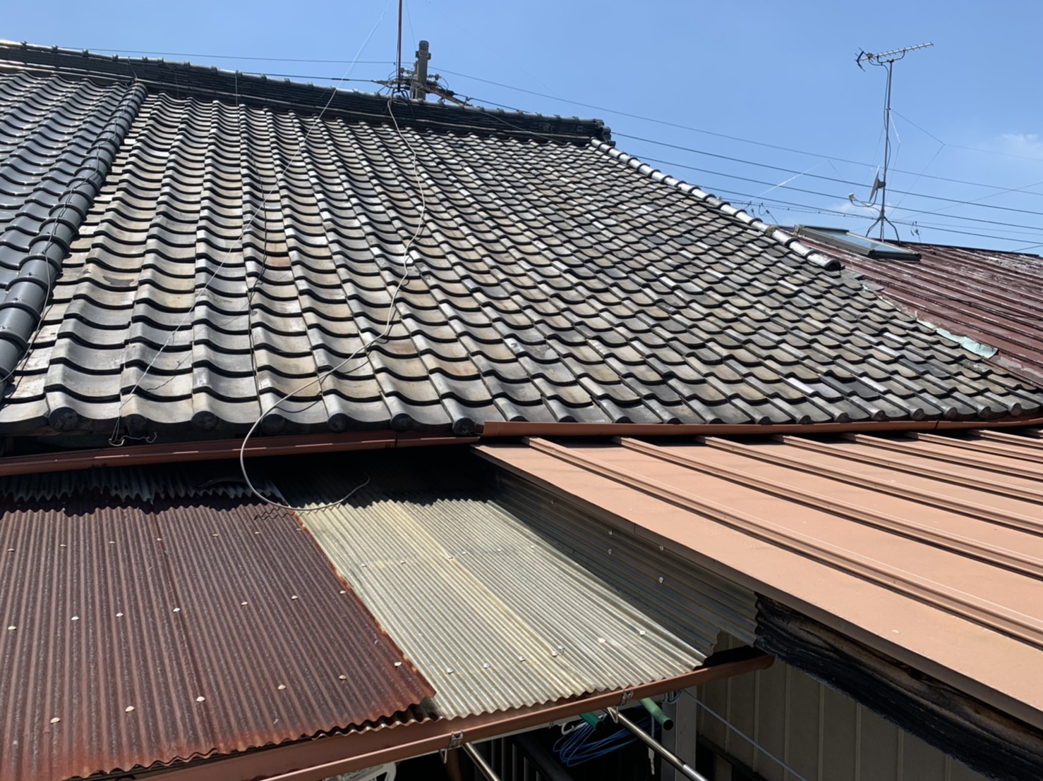 四日市市雨漏り調査にて瓦づれから瓦葺き替えが必要となる写真