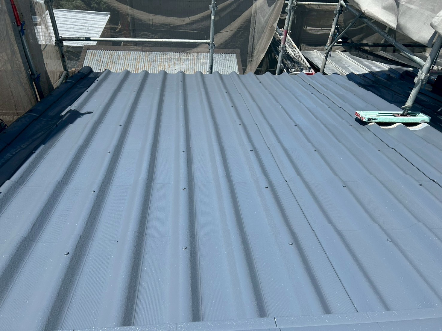 波型スレート屋根を塗装中の様子桑名市