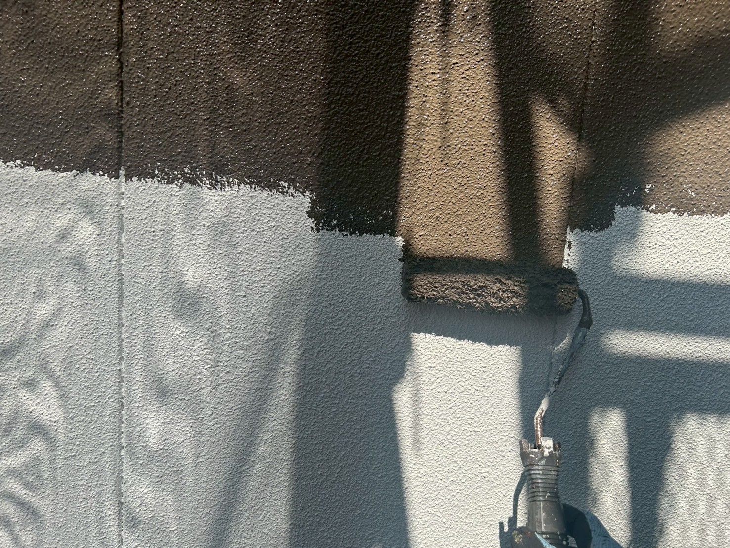 プレミアムシリコンの塗装工程：中塗り中の様子桑名市