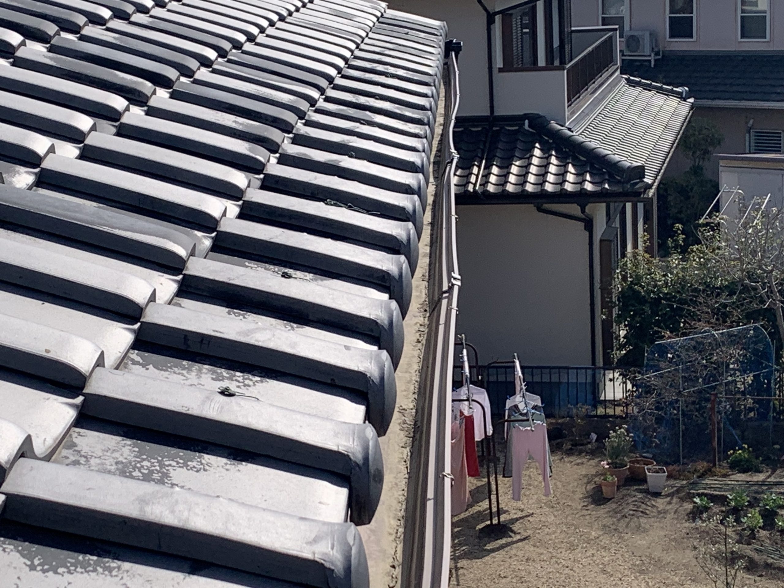 雪で曲がった雨樋