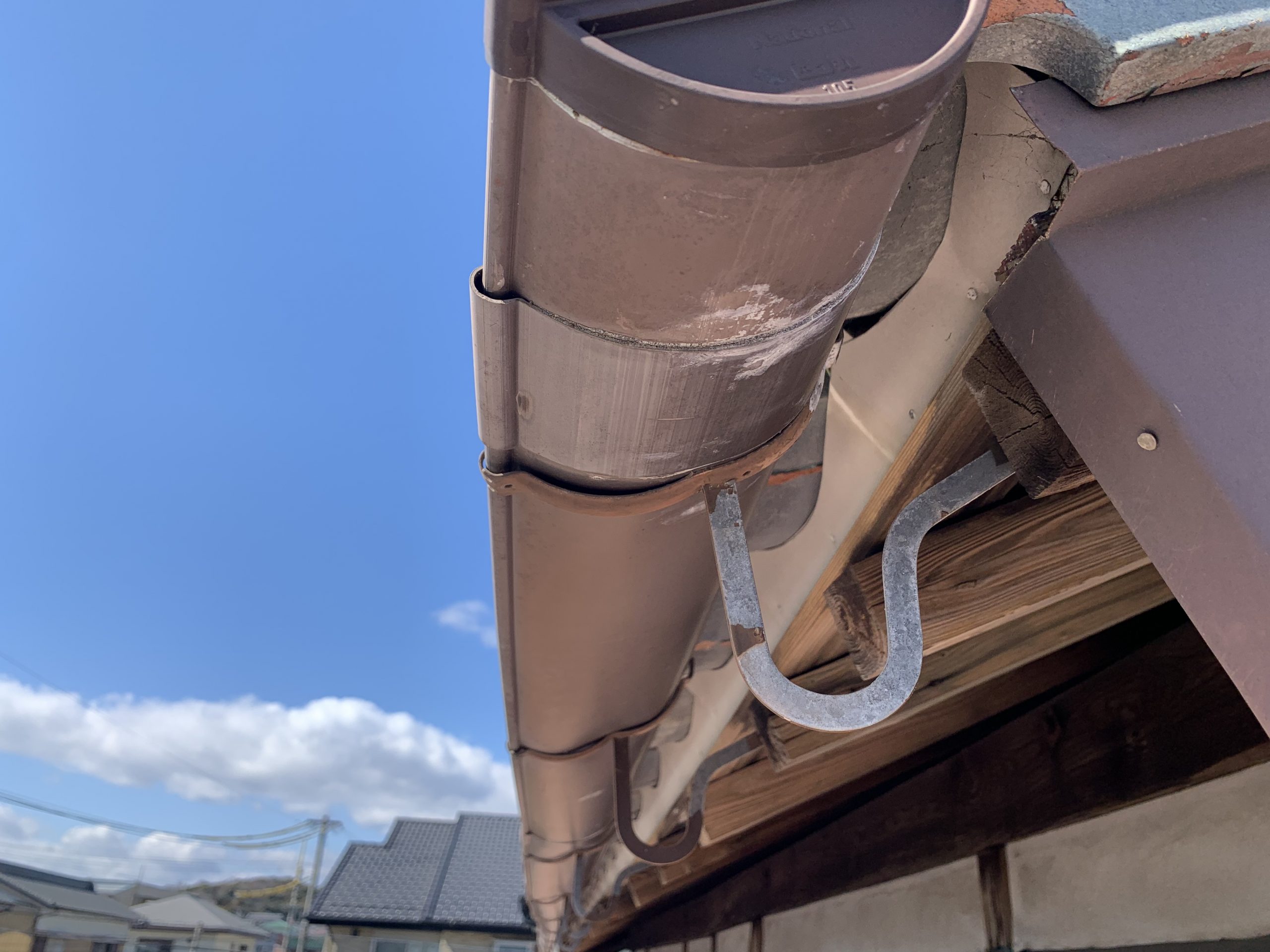 四日市市の雪により変形した雨樋