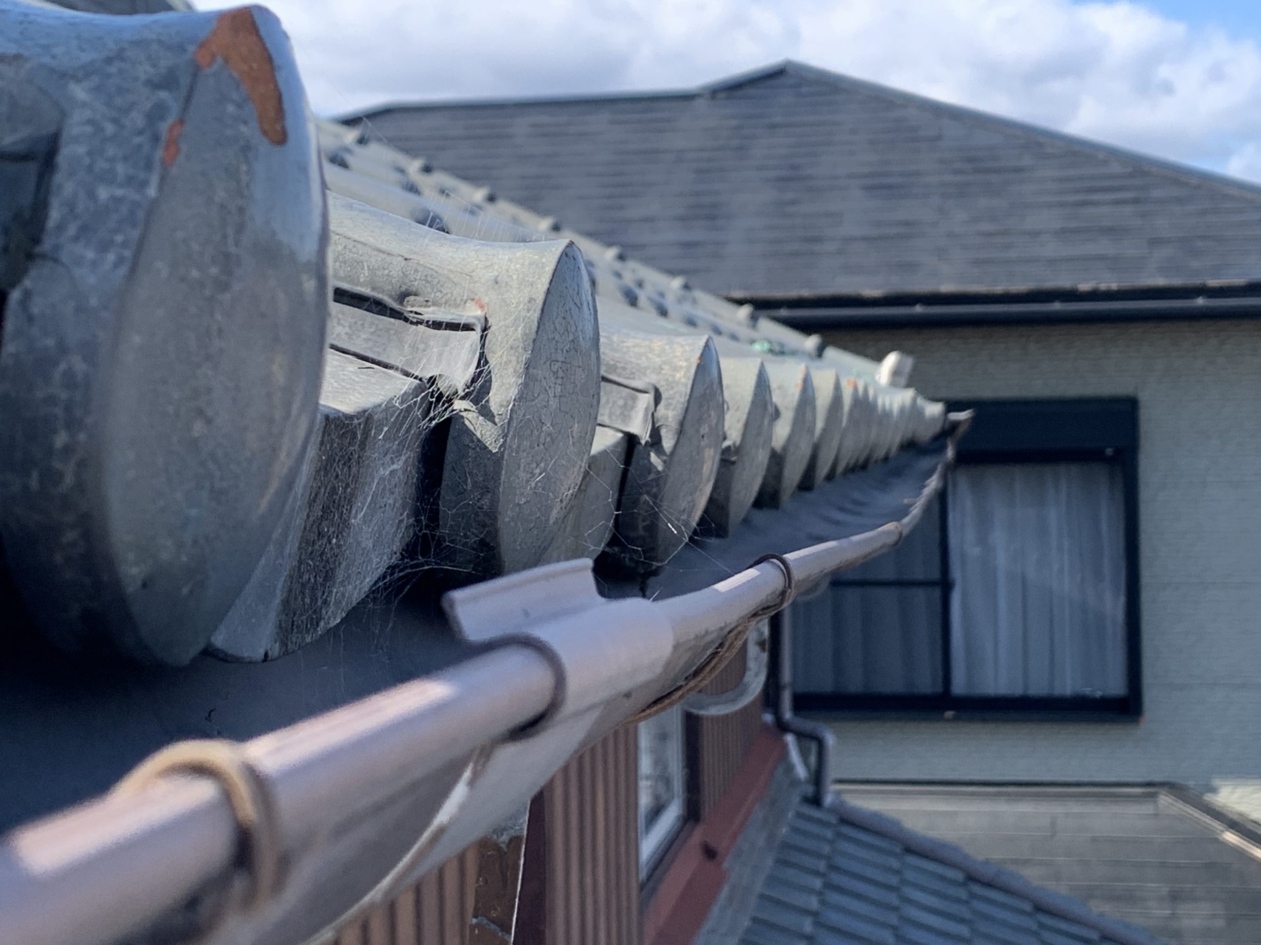 四日市市の雪による雨樋変形