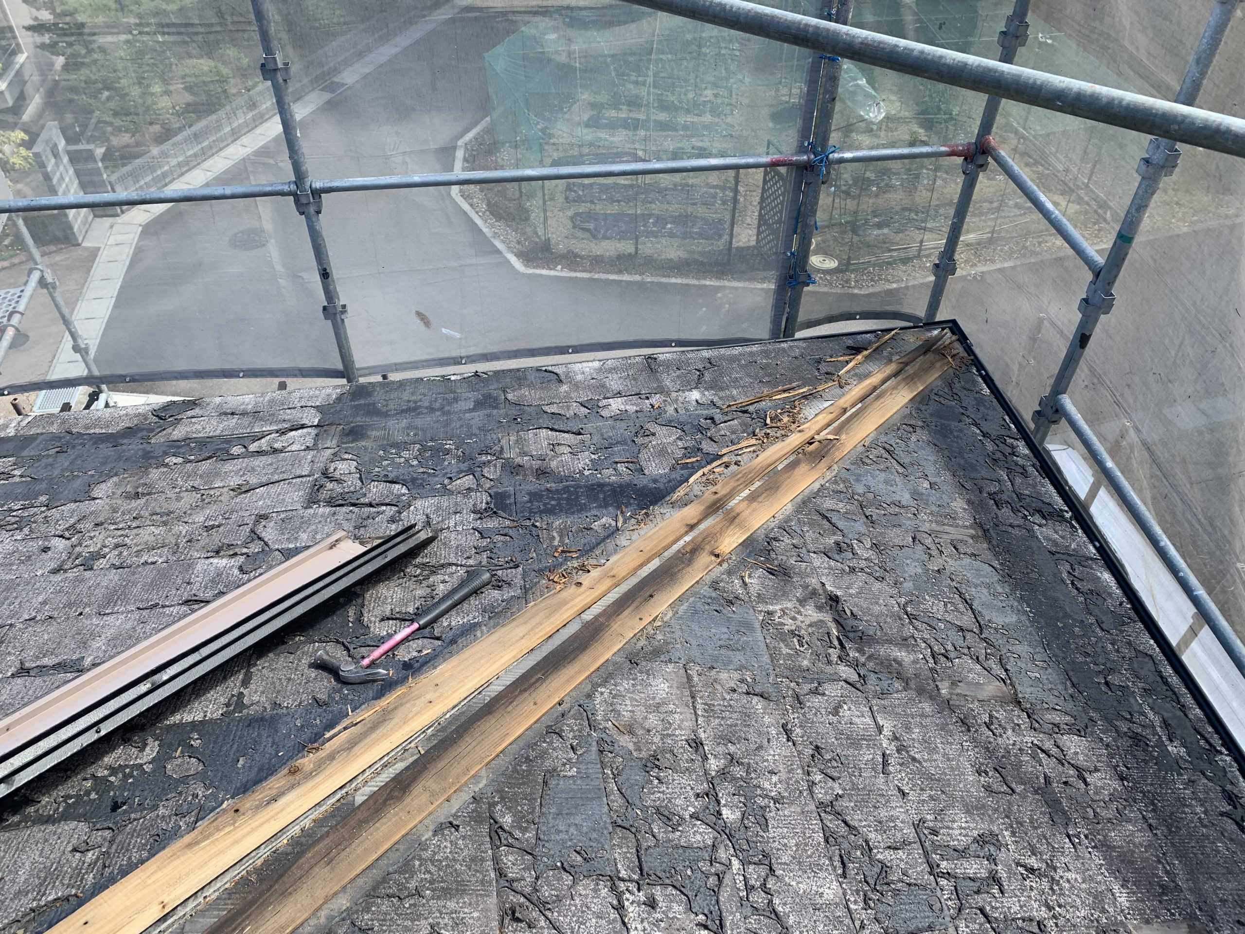 鈴鹿市のカバー工法、棟板金撤去