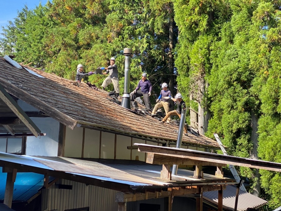 桑名市にて、屋根葺き替えで、流れ作業にてセメント瓦の撤去状況