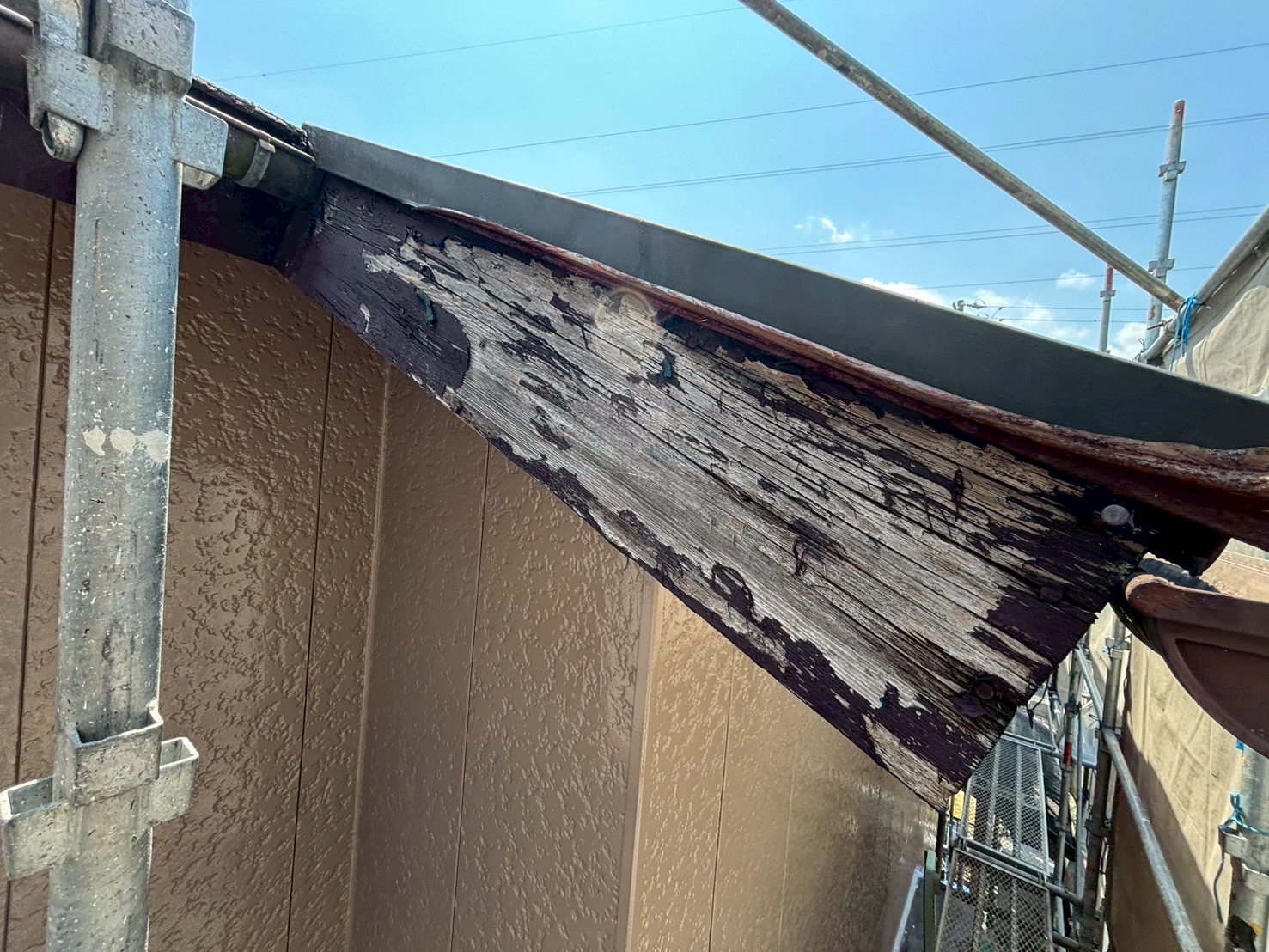 いなべ市で外壁塗装に伴い破風板に板金を取り付けている様子