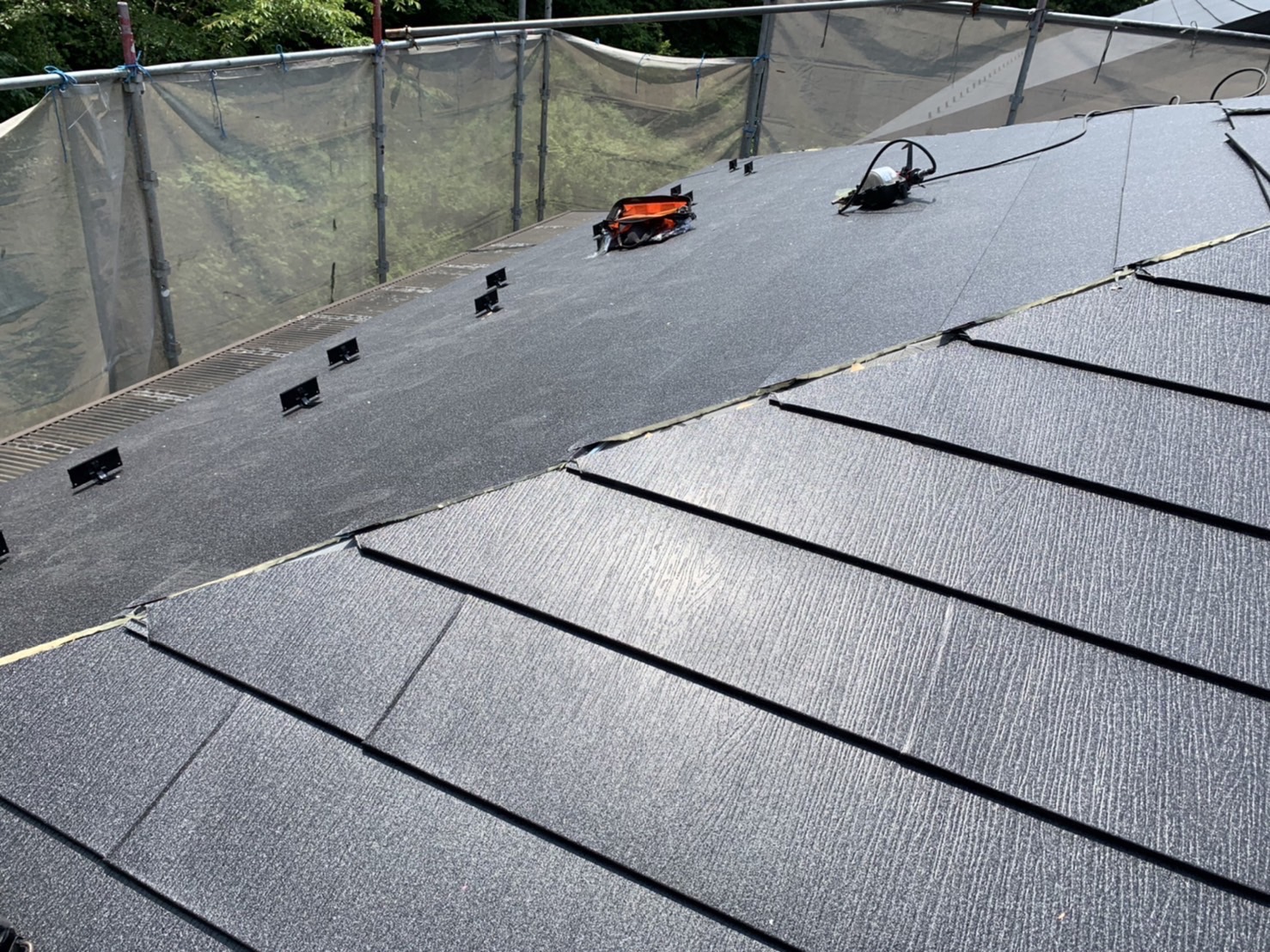 鈴鹿市のスーパーガルテクト施工中