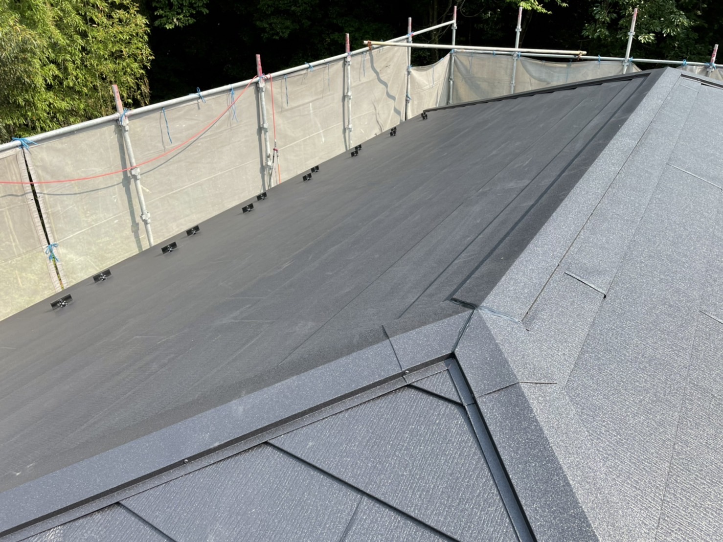 鈴鹿市のスーパーガルテクト、棟板金取付