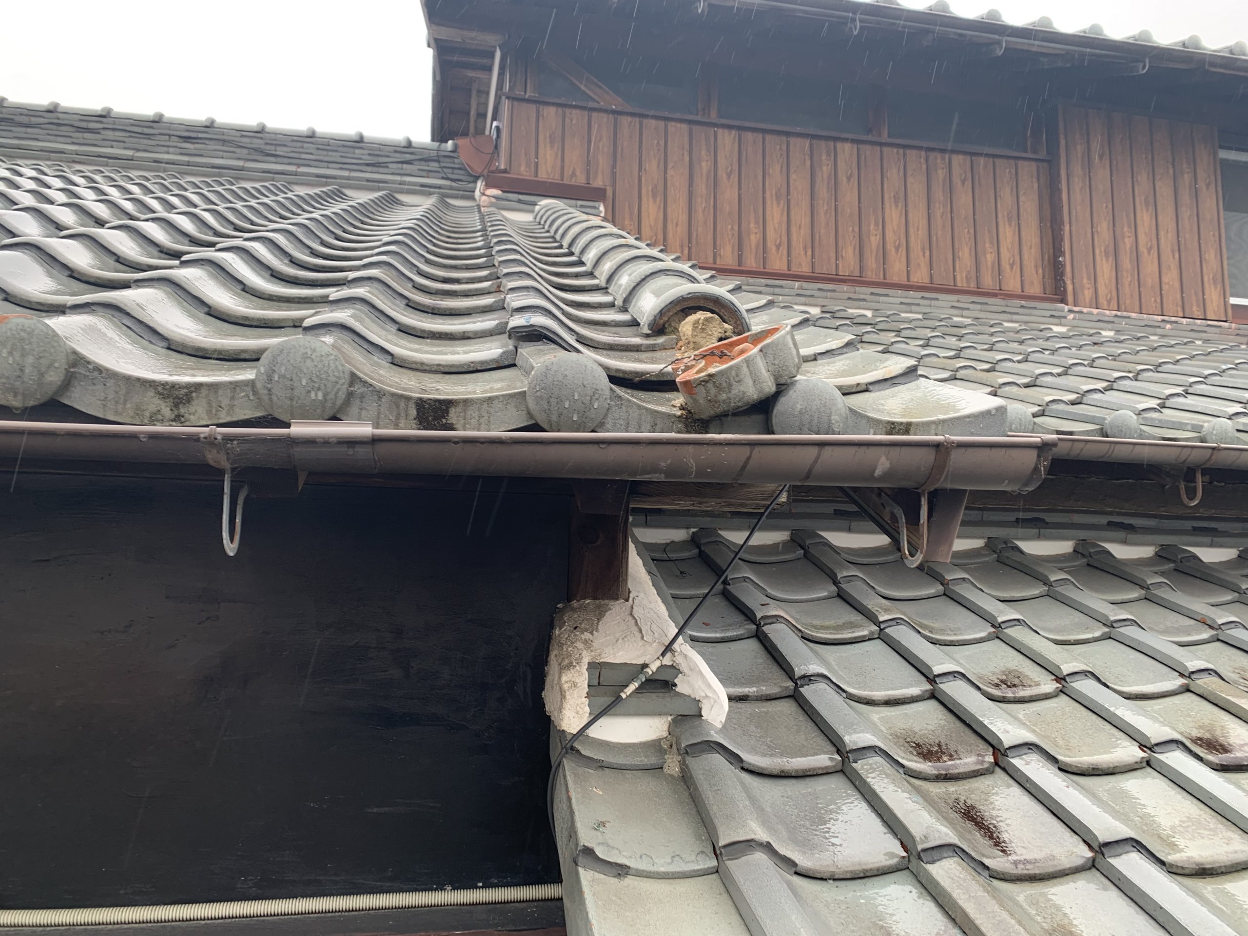 四日市市の雪害、瓦の落下