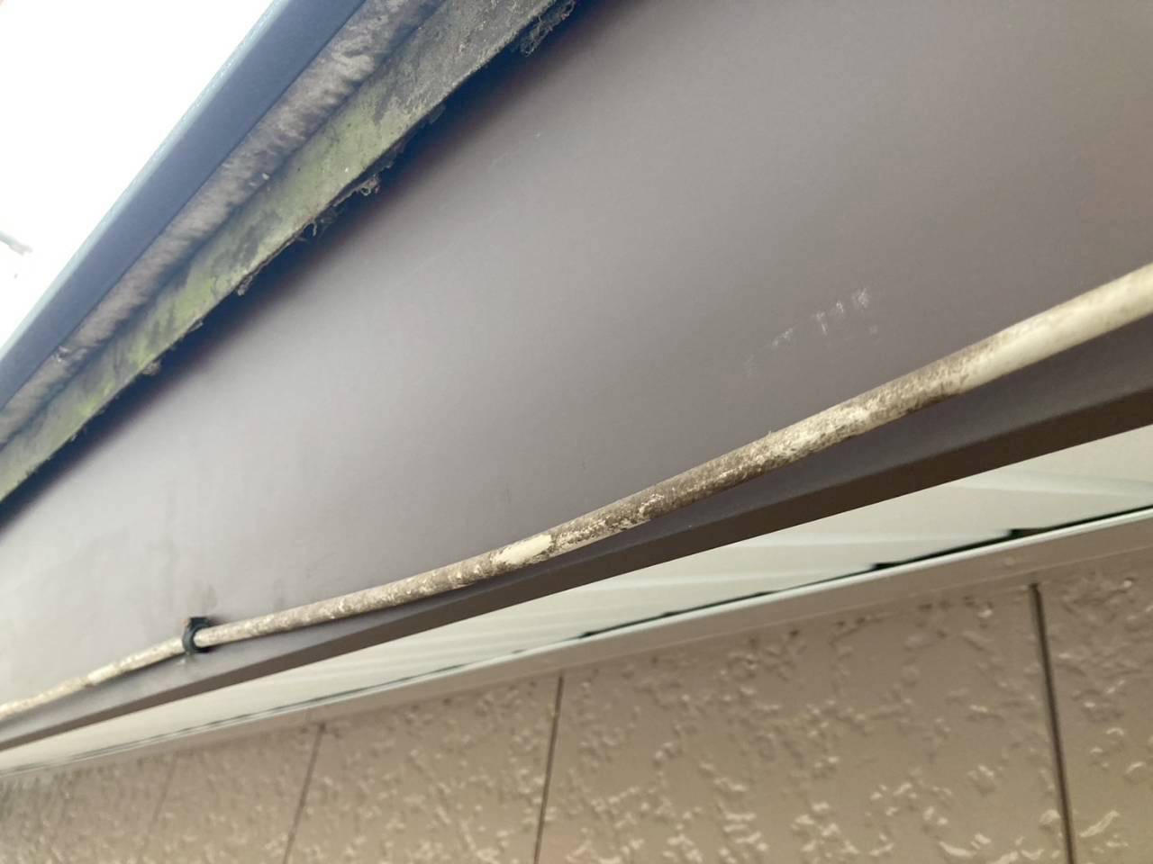 いなべ市で外壁塗装に伴い破風板に板金を取り付けている様子