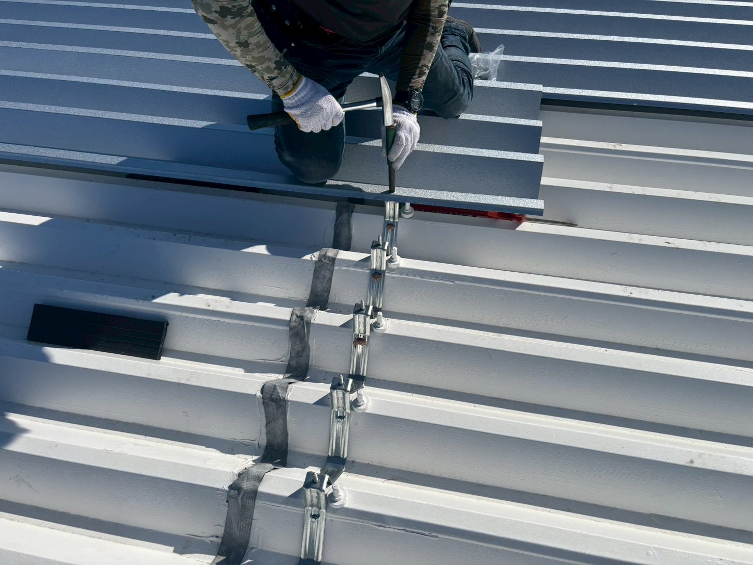 鈴鹿市折板屋根カバー工法