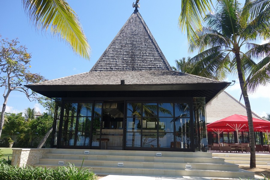 お店　木の屋根