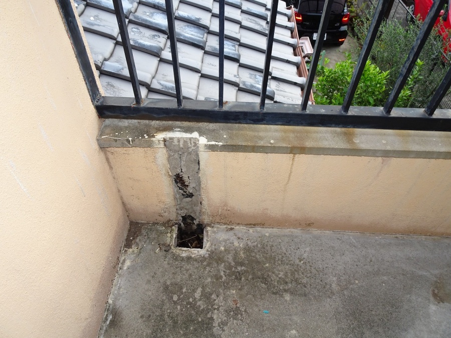 ベランダテラス破損　街の屋根やさん四日市店　津市